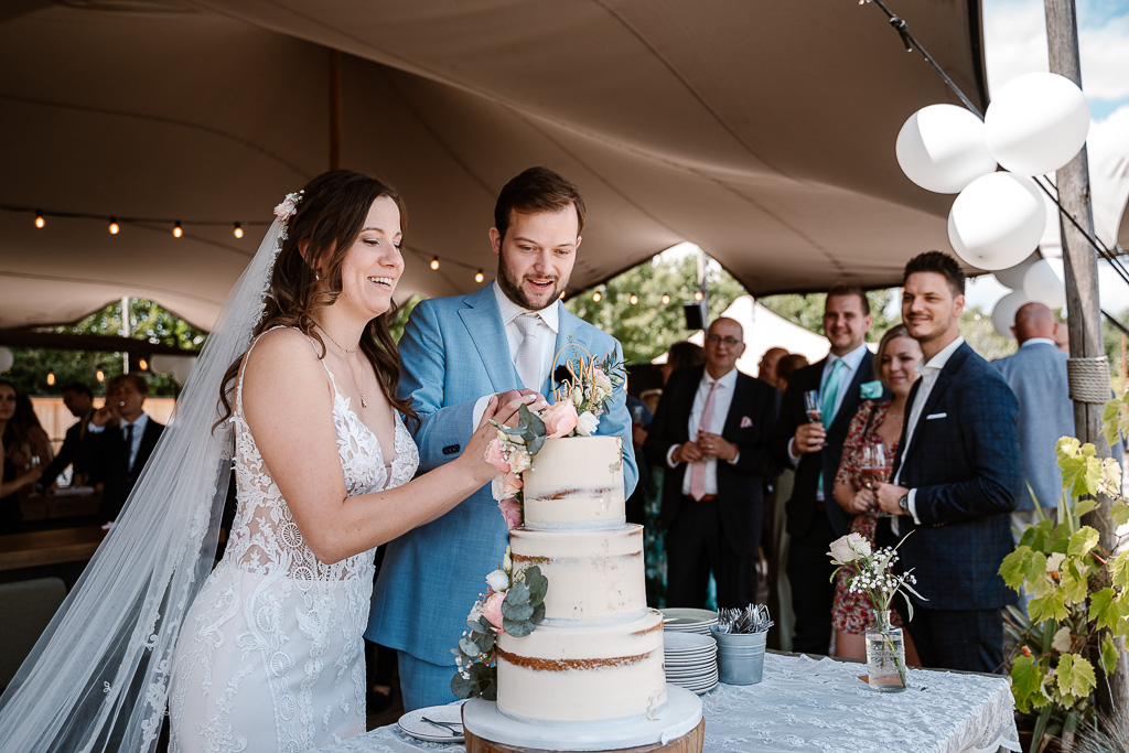 taart aansnijden Houtse Meer trouwfotograaf