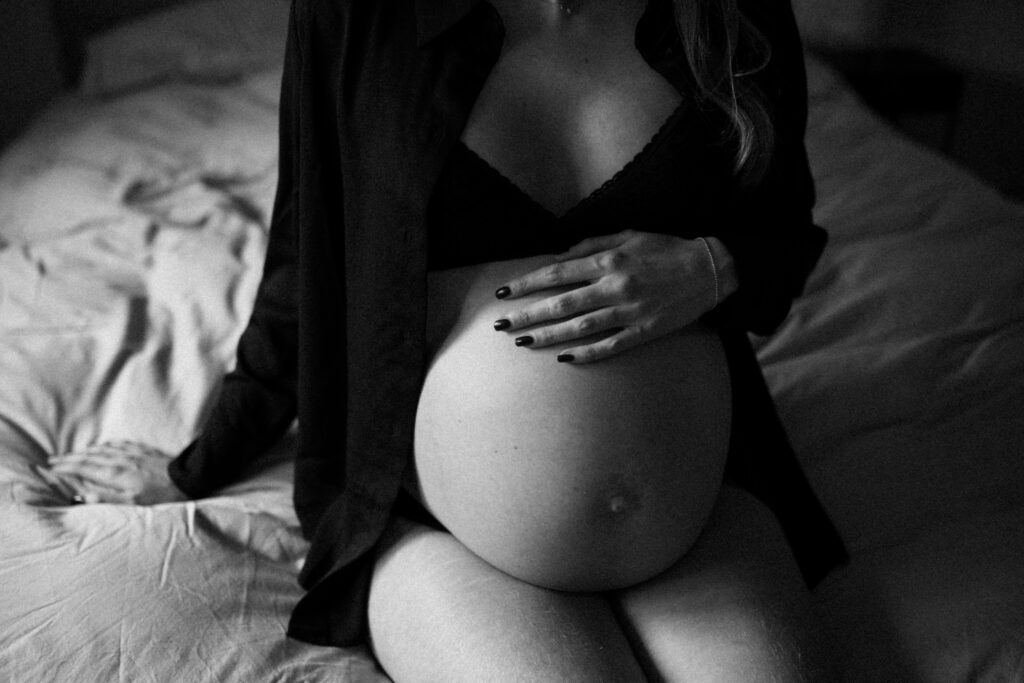 Artistieke zwangerschapsshoot bij je thuis, omgeving Breda