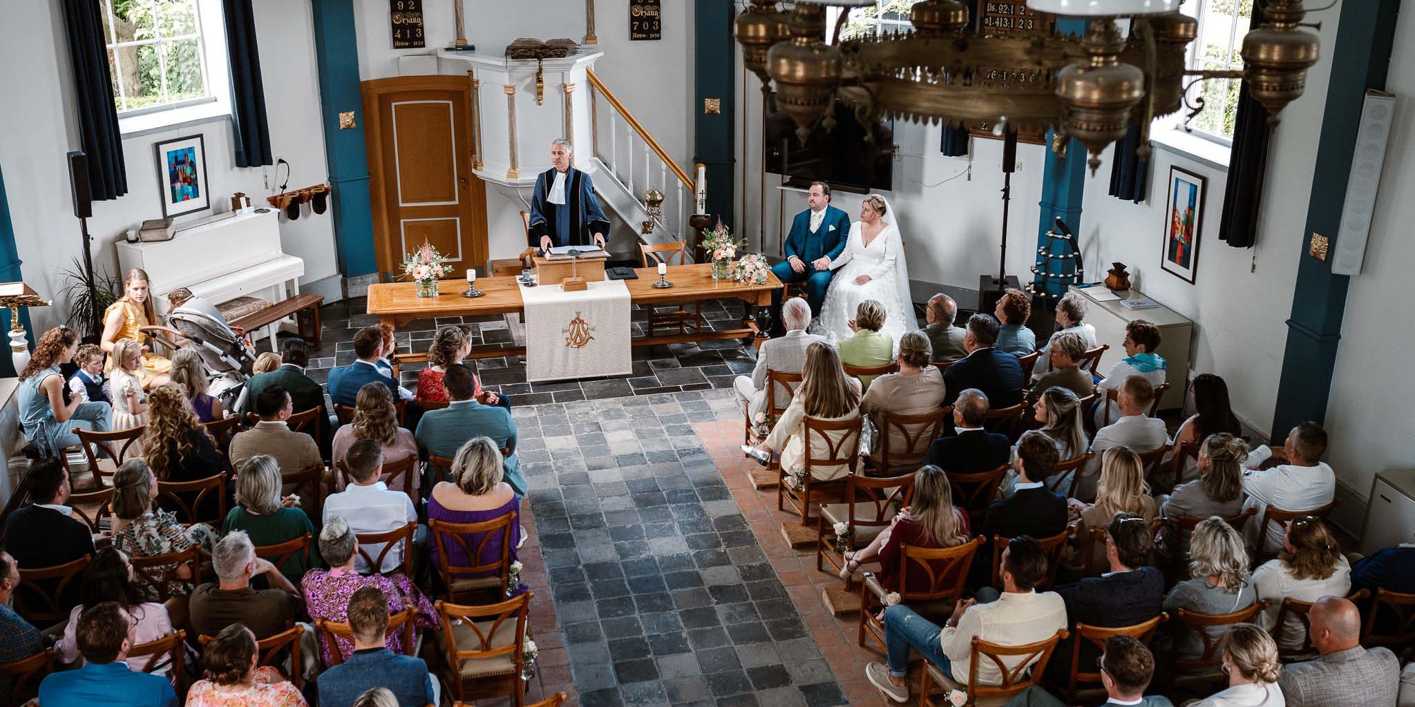 overzichtsfoto kerkje Drimmelen tijdens ceremonie